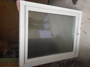 Toalettfönster med frostat glas 90 x 110